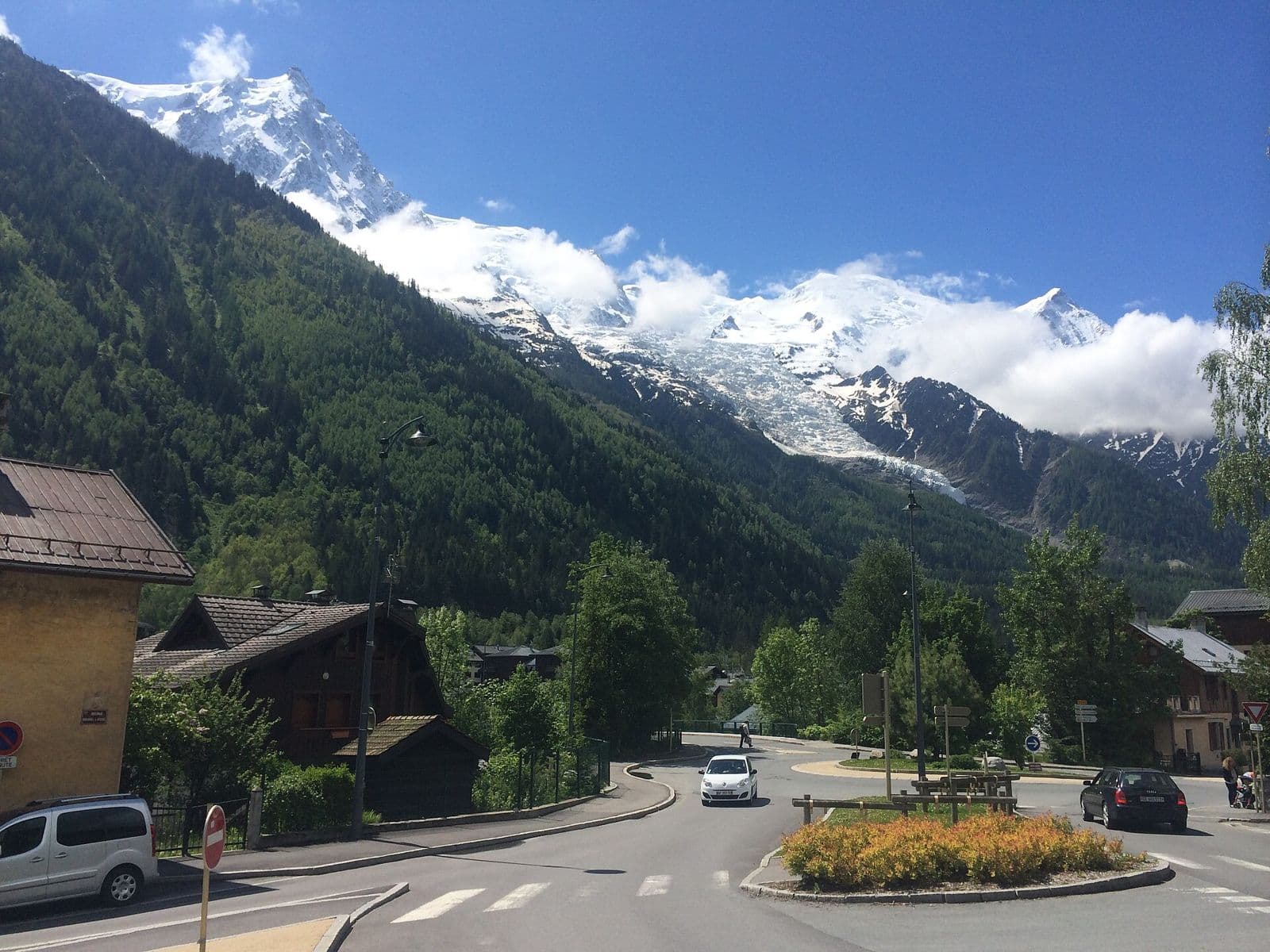 Le massif du Mont-Blanc vu depuis une rue de Chamonix