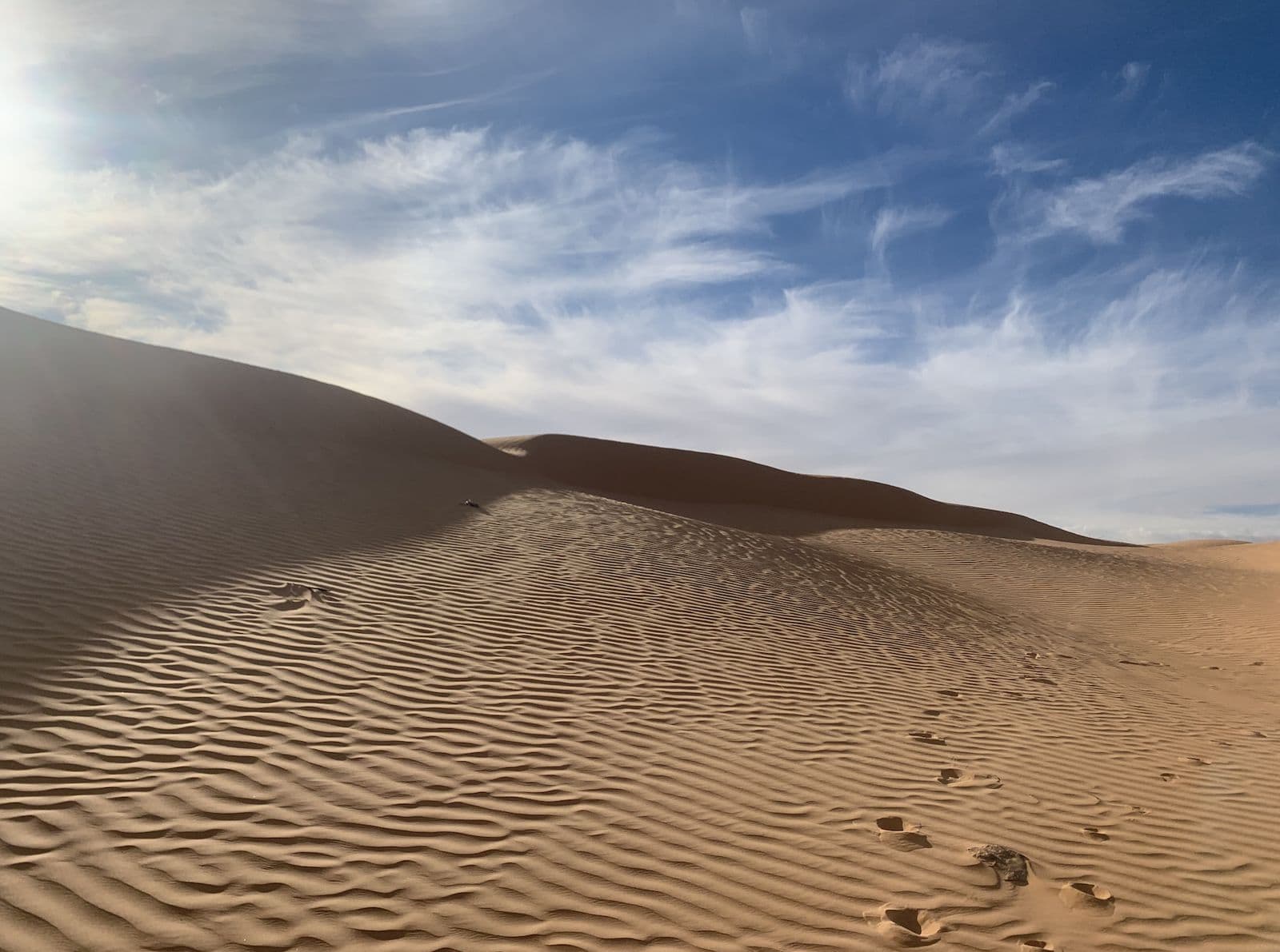 Dunes de sable du Sahara sous un ciel voilé